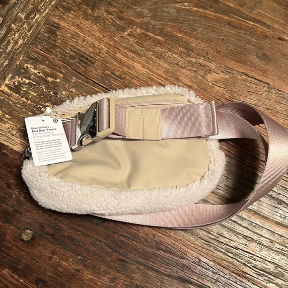 Everywhere belt bag *Fleece BNWT - Picture 3 of 3